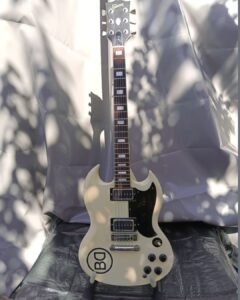 Henrik Berggrens (Broder Daniel) Gibson SG. Pressbild/Tradera